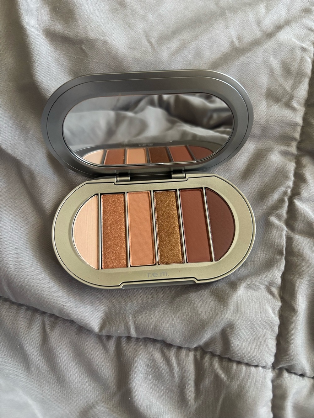 R.e.m beauty eyeshadow pallete